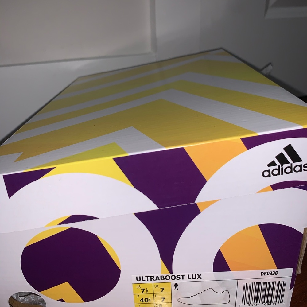 NEW IN BOX ULTRABOOST WOMENS 7.5